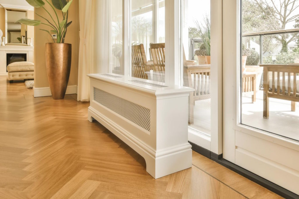 Drewniane podłogi mają niezwykłą zdolność do tworzenia przytulnego i ciepłego klimatu w pomieszczeniu