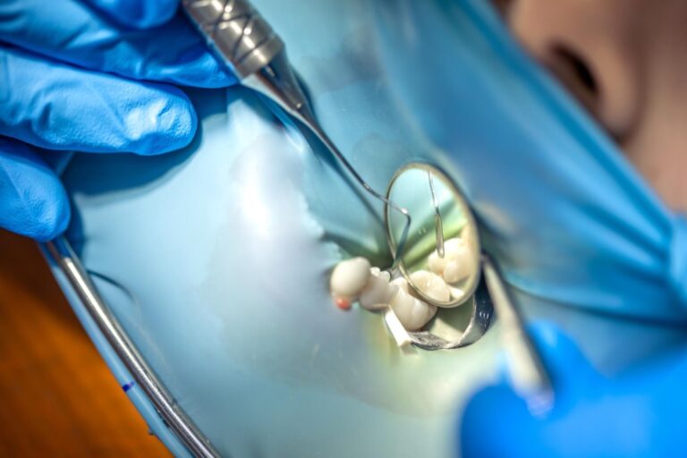 Pod mikroskopem: jak nowoczesna stomatologia osiąga szczyty precyzji